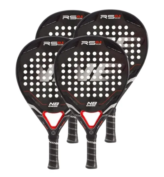 Vier gleiche Padelschläger nebeneinander, ein vollständiger Leihsatz