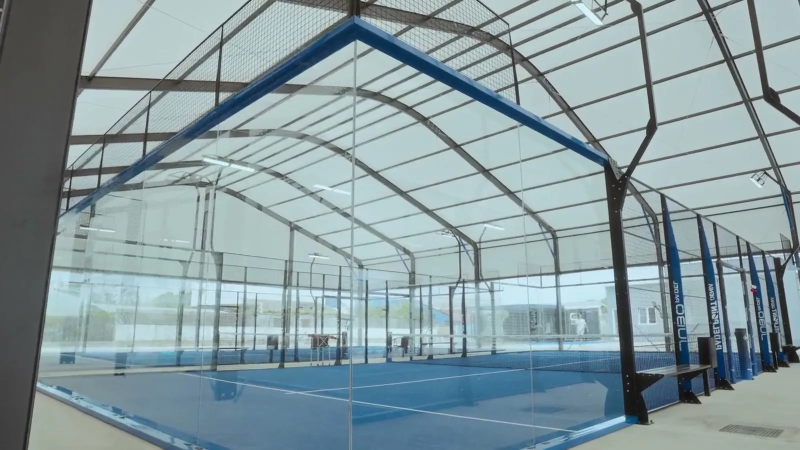 Super Panoramic Court, Glasfront ohne Eckprofile