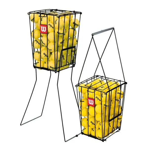 Zwei Ballkörbe aus Drahtgeflecht, gefüllt mit Bällen, mit klappbaren Beinen